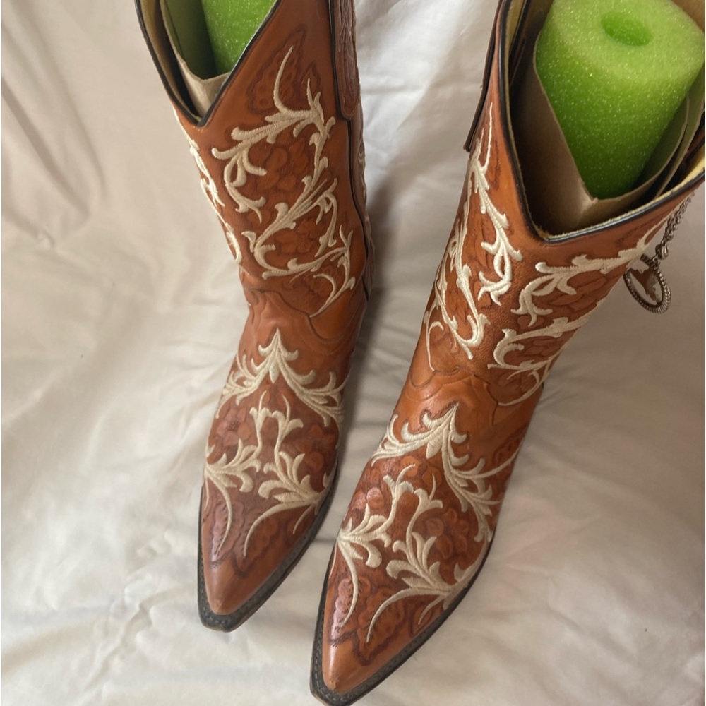 Larry Mahan brown leather cowgirl boots. Amazing stitching. Size 7. 30 years old